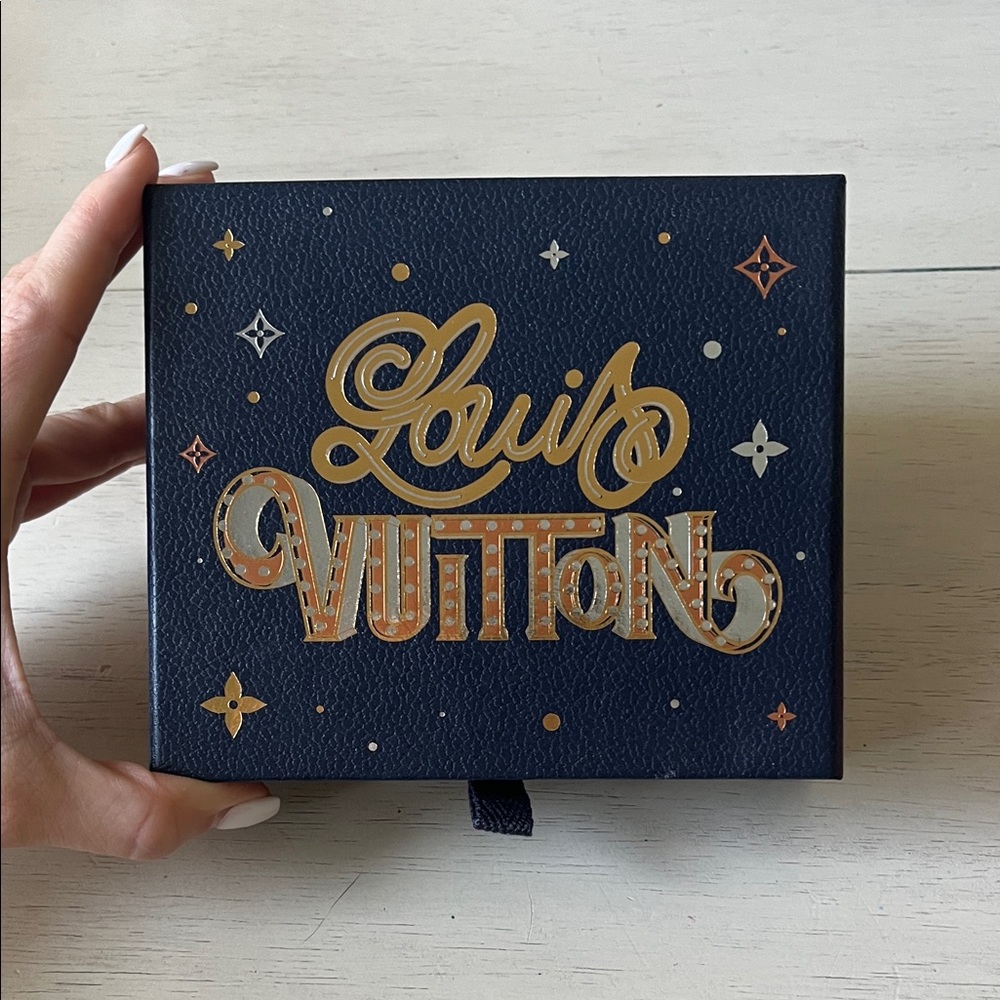 Louis Vuitton “On My Side” wallet in Greige - Picture 11 of 12